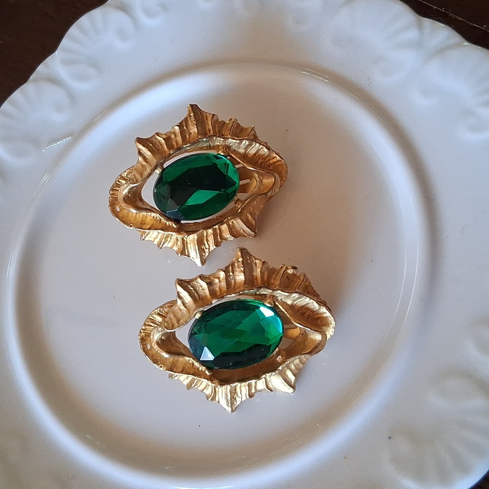 Vintage Clip-on Gold-Tone Earrings with Emerald Green - Picture 12 of 13